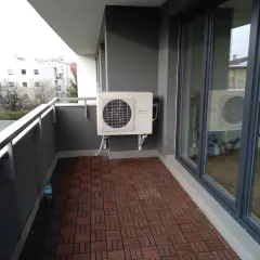 Nowy klimatyzator do bloku zamontowany na balkonie. Ciesz się komfortem przez cały rok.