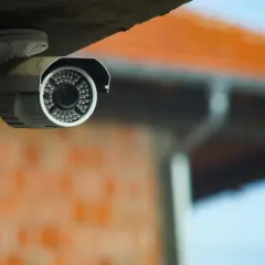 Kamera monitoringu pilnuje posesji. Prywatny monitoring a policja – czy nagrania pomogą w śledztwie?