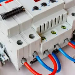 Nowoczesna przepięciówka 1 fazowa z czerwonymi i niebieskimi przewodami, gotowa do ochrony instalacji elektrycznej.