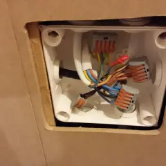 Rozdzielacz przewodów w puszce elektrycznej pokazuje, jak rozdzielić prąd z jednego kabla na kilka.
