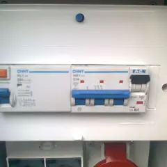 Panel z wyłącznikami i bezpiecznikami, w tym tn-c różnicówka CHINT.