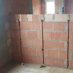 Przygotowanie ścian do prowadzenia instalacji: jak zrobić bruzdy pod kable w pustakach ceramicznych, widoczne puszki instalacyjne.
