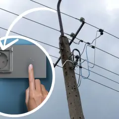 Zastanawiasz się, ile metrów przewodu elektrycznego na dom potrzeba? Obrazek pokazuje gniazdko i linię energetyczną, sugerując potrzebę planowania instalacji.