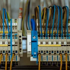 Zaciski elektryczne z kolorowymi przewodami tworzą skomplikowane przyłącze prądu.