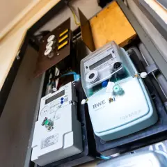 Dwa liczniki energii elektrycznej pokazują, ile prądu zużywają urządzenia domowe.