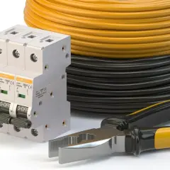 Wyłączniki nadprądowe i zwinięte kable, żółty i czarny, idealne do instalacji, gdy zastanawiasz się, jaki przewód do pompy ciepła.