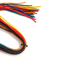 Kolorowe przewody elektryczne, w tym przewód 3x4mm2 obciążenie, ułożone na białym tle.