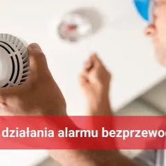 Instalator montuje czujnik dymu, element bezprzewodowego ip system.