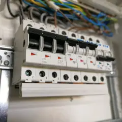 W rozdzielnicy elektrycznej widać rzędy wyłączników nadprądowych, które chronią instalację. Oto jak działa wyłącznik nadprądowy.