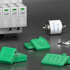 Zabezpieczenie przepięciowe do gniazdka LSP chroni instalację przed przepięciami. Zielone moduły LKD i cylindryczny element VacTech dopełniają zestaw.