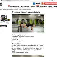 Mężczyzna wykonuje pompki z nogami na podwyższeniu, pokazując siłę w domu. Ćwiczenie angażuje klatkę piersiową, ramiona i brzuch.