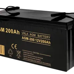 Czarny akumulator AGM 200Ah 12V VRLA z uchwytami. Posiada oznaczenia CE i ostrzeżenia dotyczące użytkowania.