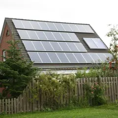 Dom z panelem fotowoltaicznym na dachu. Czy to instalacja fotowoltaiczna bez zgłoszenia?