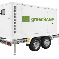 Przenośna stacja zasilania z panelami greenSANE na przyczepie, gotowa do transportu i zapewnienia energii w dowolnym miejscu.