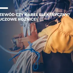 Elektryk w żółtej rękawicy trzyma zwój białego przewodu. Na pasie narzędzia, obok tekstu "Przewód czy kabel elektryczny?".
