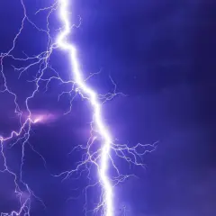 Potężne wyładowanie atmosferyczne rozświetla nocne niebo. Jak udowodnić przepięcie? Obserwuj potęgę natury.