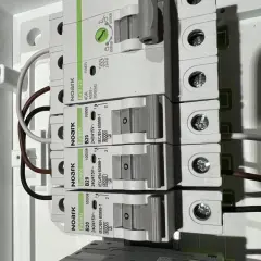 Instalacja elektryczna z wyłącznikami. Jaki kabel do silnika 4kw? Zobacz przekroje przewodów podłączonych do zabezpieczeń.