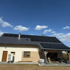 Dom z panelami fotowoltaicznymi na dachu. Zastanawiasz się, ile kosztują panele fotowoltaiczne?