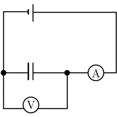Schemat obwodu elektrycznego z kondensatorem, amperomierzem i woltomierzem. Woltomierz mierzy symbol napięcia na kondensatorze.