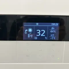 Wyświetlacz pokazuje temperaturę wody w podłogówce 32°C. Obok widać temperaturę wody użytkowej 44°C i temperaturę zewnętrzną -1°C.
