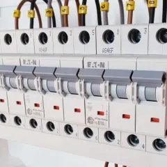 Główne zabezpieczenie elektryczne w rozdzielnicy z wyłącznikami nadprądowymi Eaton i xPole Home.