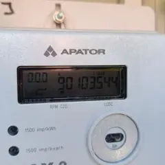 Licznik Apator. Jak odczytać licznik otus 1? Na wyświetlaczu widoczny jest numer 90103544.