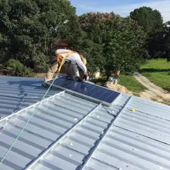 Instalacja paneli fotowoltaicznych na dachu. Czy fotowoltaika jest szkodliwa? Nie, to czysta energia.