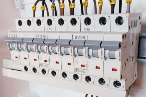 Główne zabezpieczenie elektryczne w rozdzielnicy z wyłącznikami nadprądowymi Eaton i xPole Home.