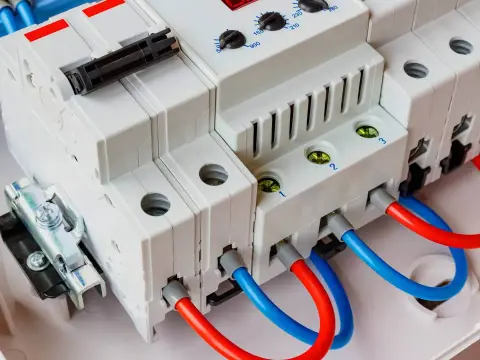 Przepięciówka 1 fazowa - czy Twoja elektronika jest bezpieczna?