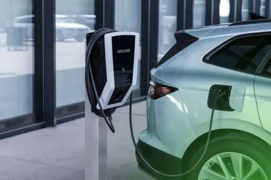 Stacja ładowania samochodów elektrycznych Heidelberg podłączona do pojazdu.