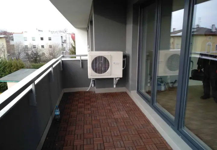 Nowy klimatyzator do bloku zamontowany na balkonie. Ciesz się komfortem przez cały rok.