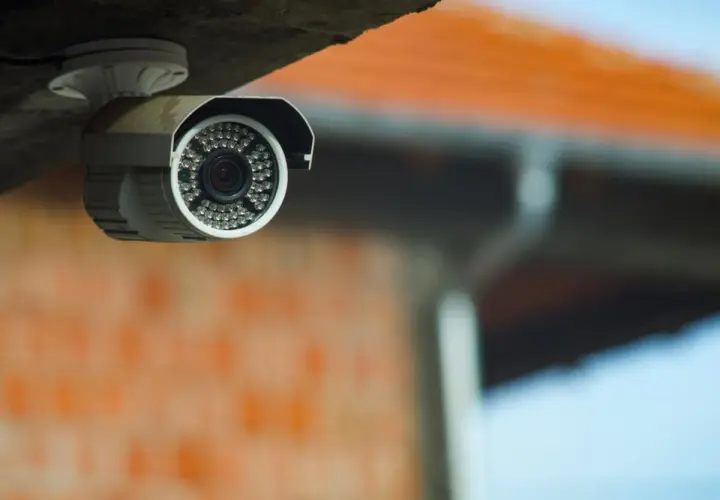 Kamera monitoringu pilnuje posesji. Prywatny monitoring a policja – czy nagrania pomogą w śledztwie?