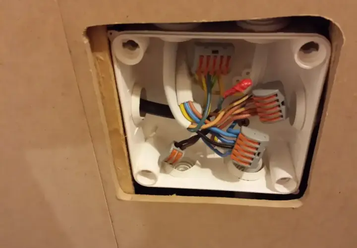 Rozdzielacz przewodów w puszce elektrycznej pokazuje, jak rozdzielić prąd z jednego kabla na kilka.