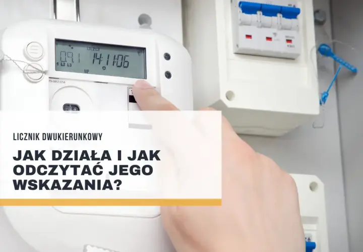 Palec wskazuje na ekran licznika dwukierunkowego, pokazując jego odczyty. Obok widoczne są bezpieczniki.