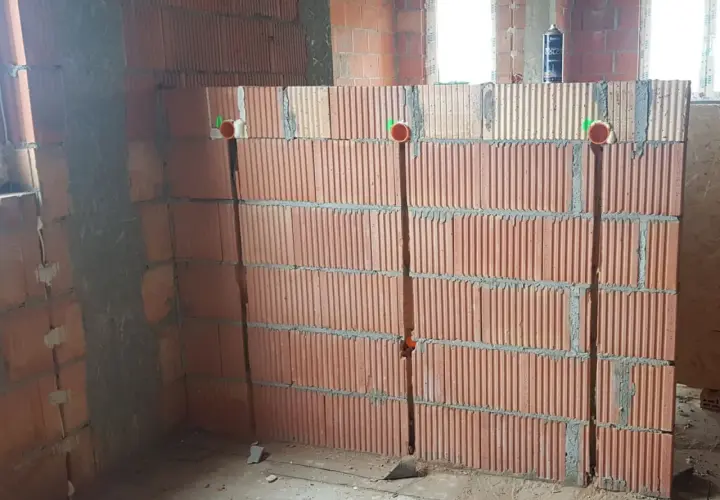 Przygotowanie ścian do prowadzenia instalacji: jak zrobić bruzdy pod kable w pustakach ceramicznych, widoczne puszki instalacyjne.