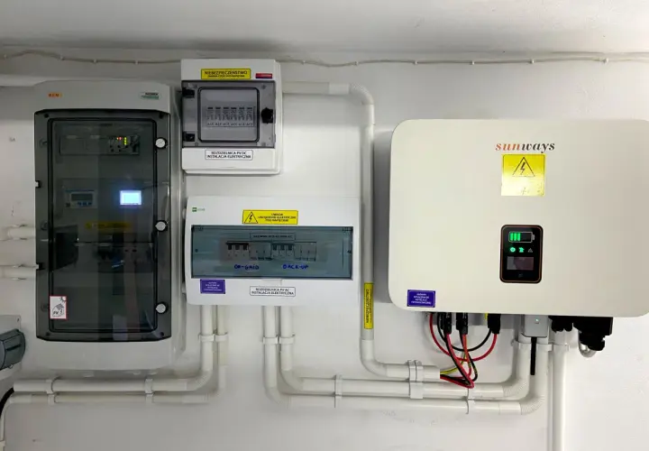 Firma pod montaż magazynów energii. Instalacja PV z falownikiem Sunways i rozdzielnicami elektrycznymi.
