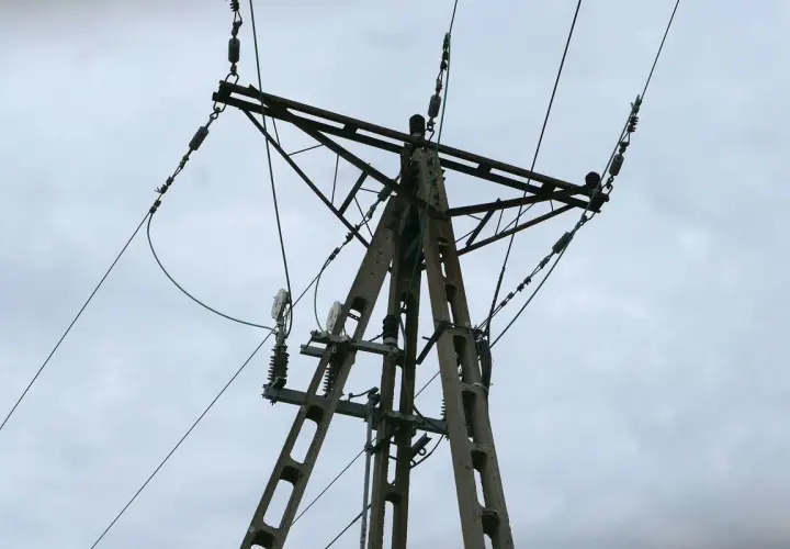 Betonowy słup energetyczny z przewodami, może być związany z awarie prądu Tauron.