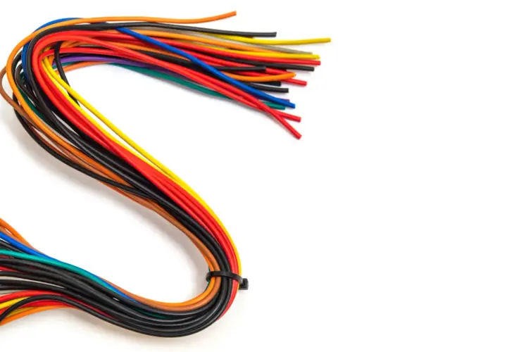 Kolorowe przewody elektryczne, w tym przewód 3x4mm2 obciążenie, ułożone na białym tle.