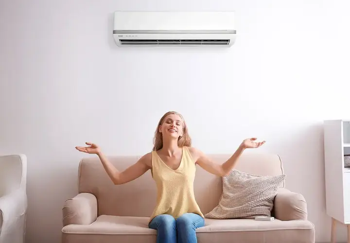 Kobieta cieszy się świeżym powietrzem dzięki jonizacji w klimatyzacji. Czyste i zdrowe otoczenie.