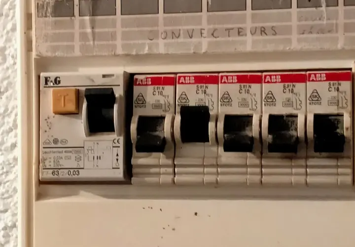 Główny bezpiecznik wybija, gdy prąd przekroczy jego wartość, chroniąc instalację przed uszkodzeniem. Widoczny wyłącznik różnicowoprądowy F&G i wyłączniki ABB.