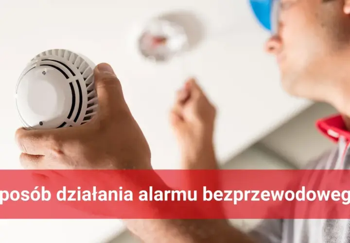 Instalator montuje czujnik dymu, element bezprzewodowego ip system.