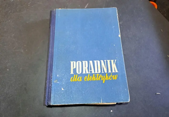 Niebieski poradnik dla elektryków, zawierający cenną wiedzę z zakresu elektryki.