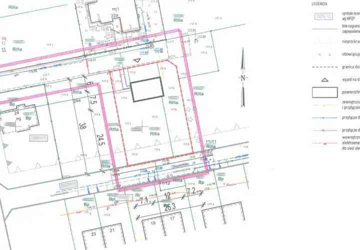 Mapa z oznaczeniami przyłączy, granic działek i budynków. Widoczny termin wydania warunków przyłączenia do sieci elektroenergetycznej.