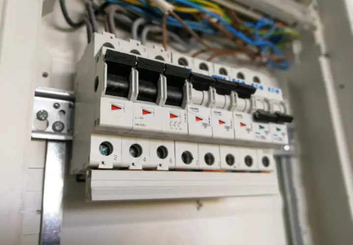 W rozdzielnicy elektrycznej widać rzędy wyłączników nadprądowych, które chronią instalację. Oto jak działa wyłącznik nadprądowy.