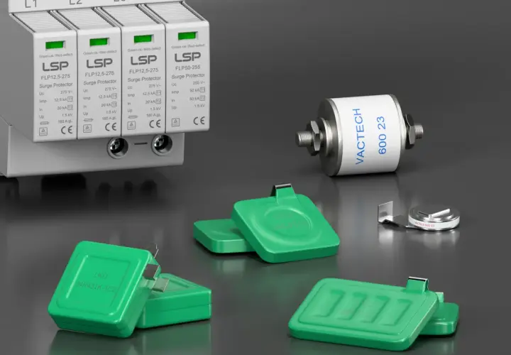 Zabezpieczenie przepięciowe do gniazdka LSP chroni instalację przed przepięciami. Zielone moduły LKD i cylindryczny element VacTech dopełniają zestaw.