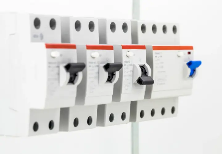 Szereg wyłączników nadprądowych. Jeden z nich ma oznaczenie 25A, co sugeruje, że może być odpowiedni dla instalacji 4kW, ale jaki bezpiecznik wybrać, zależy od wielu czynników.