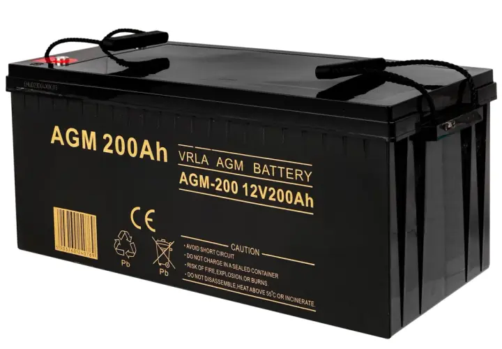 Czarny akumulator AGM 200Ah 12V VRLA z uchwytami. Posiada oznaczenia CE i ostrzeżenia dotyczące użytkowania.