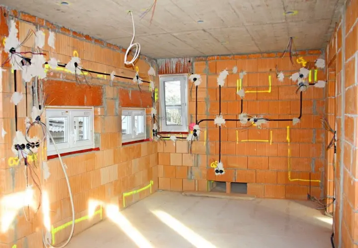 Budowa domu w toku: instalacja elektryczna z przewodami, puszki i okablowanie. Widać, ile kw na kablu 3x2,5 jest potrzebne do zasilenia gniazdek i oświetlenia.