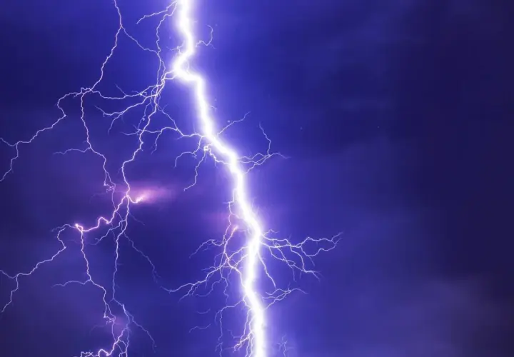 Potężne wyładowanie atmosferyczne rozświetla nocne niebo. Jak udowodnić przepięcie? Obserwuj potęgę natury.