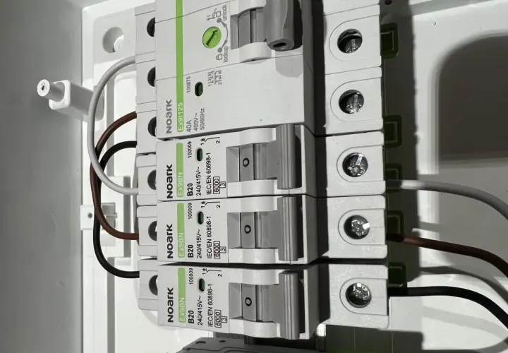 Instalacja elektryczna z wyłącznikami. Jaki kabel do silnika 4kw? Zobacz przekroje przewodów podłączonych do zabezpieczeń.